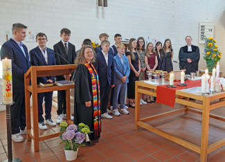 Konfirmanden vor dem Altar