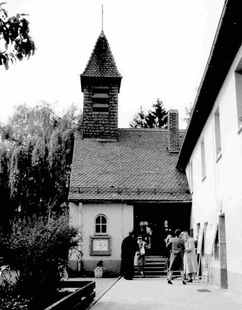 Treffpunkt Alte Kirche mit Personen