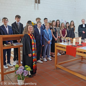 Konfirmanden vor dem Altar
